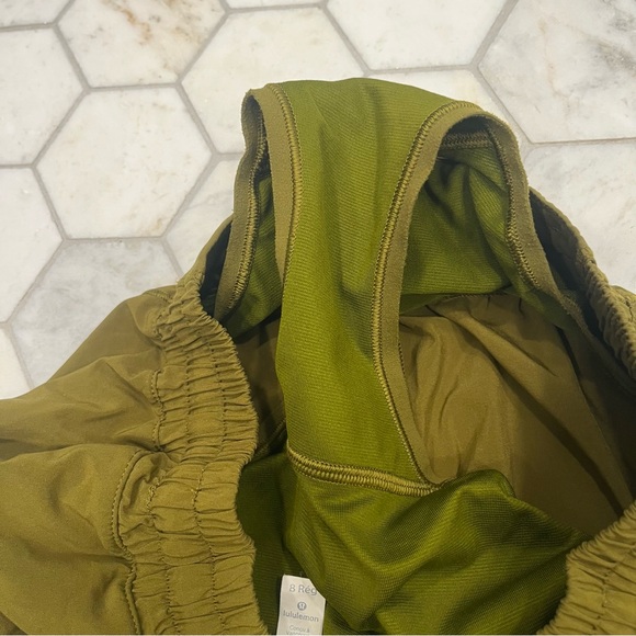 Lululemon Meadow Hotty Hot 8 2.5” - Picture 3 of 4